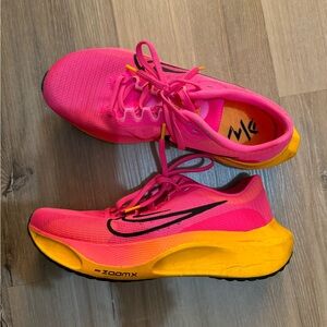 Nike Zoom Fly 5 in hyper pink